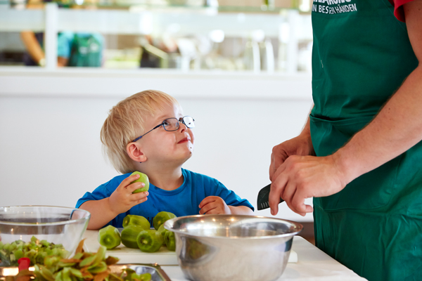 „Darf ich die Kiwi jetzt essen?“ Henrik (2) kann nicht glauben, dass es das leckere Ding erst zum Nachtisch geben soll.