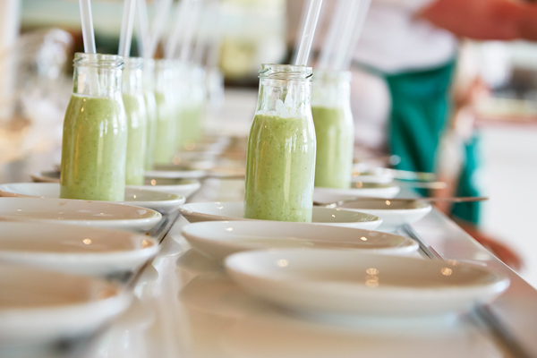 Die Gurkensuppe im Glas wird von den Kindern mit dem Strohhalm bis zum letzten Tropfen ausgeschlürft.