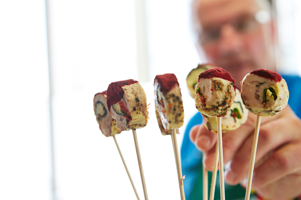 Das sind Lollis aus Fleisch! Mit knallrotem Rote-Bete-Pulver. Ging gar nicht so schwer.