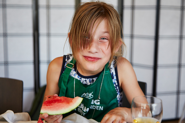 Josi (7) greift zwischendurch in die Obstkiste. 