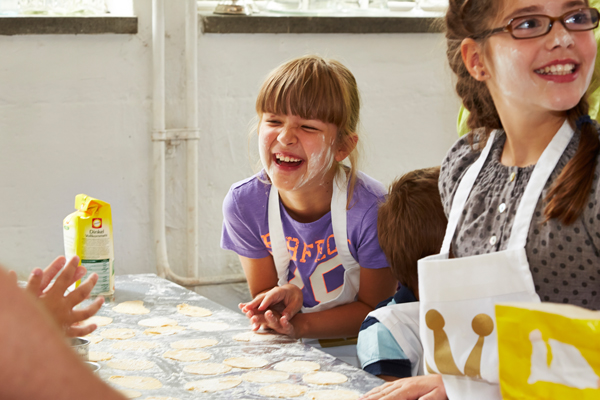 Mehl im Gesicht macht übrigens einen prima Teint, findet Antonia (7).