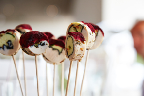 Lollipop vom Maishuhn mit Rote-Bete-Mantel