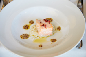 Aromatisiertes Risotto mit Lachs und Honigsenf 