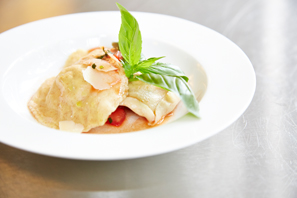 Frische Dinkelnudeln gefüllt mit getrockneten Tomaten, Pinienkernen und Basilikum