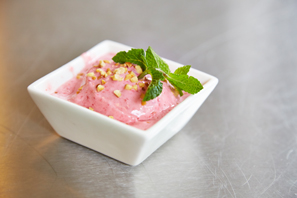 Blitzeis mit Beeren und Joghurt