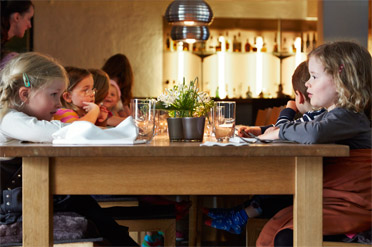 Kinder am gedeckten Tisch
